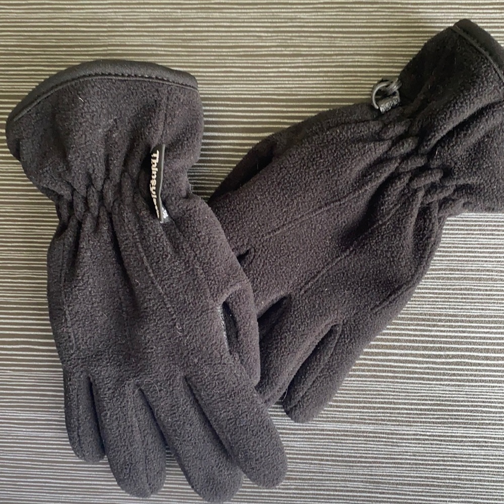 Girls black thinsulate gloves size L